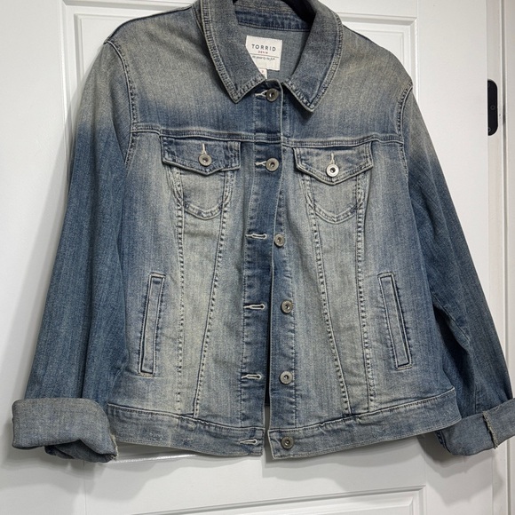 Torrid Denim Jacket Medium Wash Trucker Style Size 2 - Picture 3 of 3